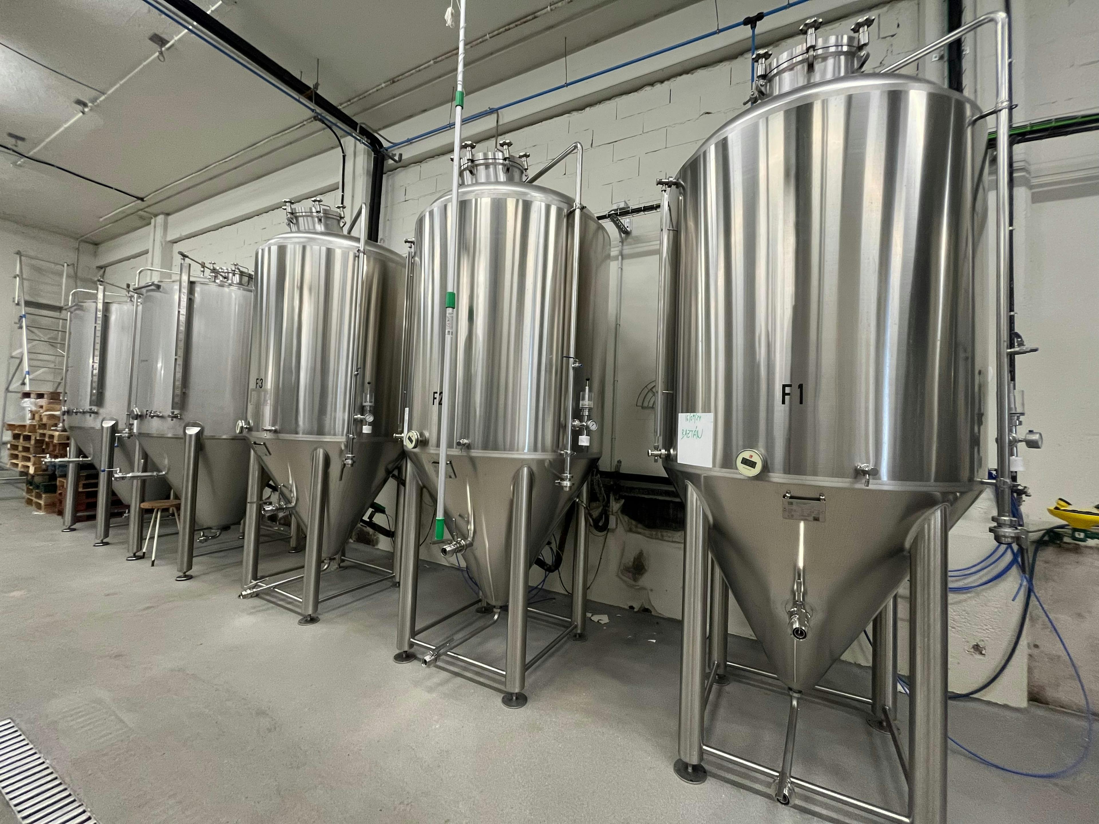 Widok z prawej of Slowbeer MB 1000 (10HL) 